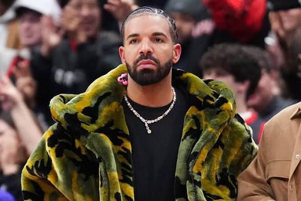 An image showing rapper drake wearing a jacket
