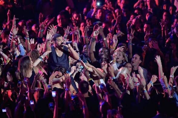 An image showing rapper drake with is audience