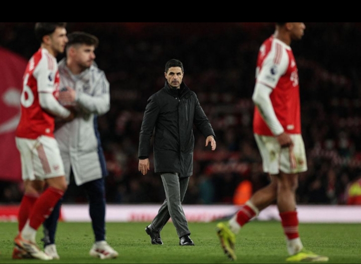 An image showing arsenal coach and arsenal players 