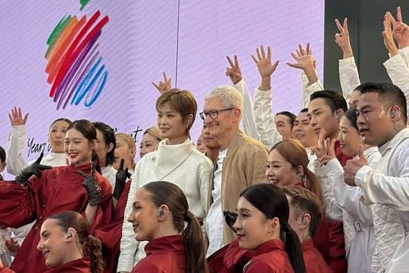 An image showing apple CEO Tim cook during his visit with president trump to china